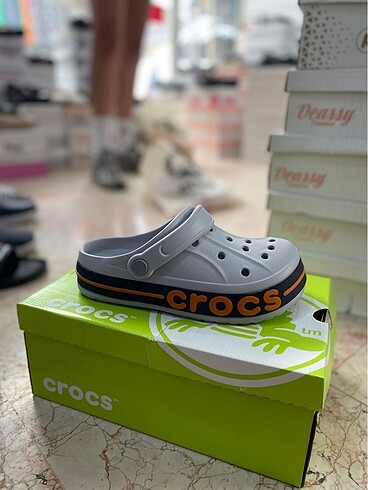 Gri crocs