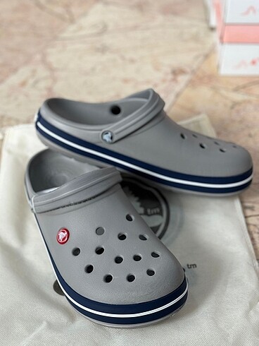 Gri ithal crocs