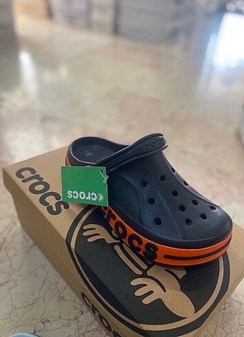 Siyah crocs turuncu şeritli