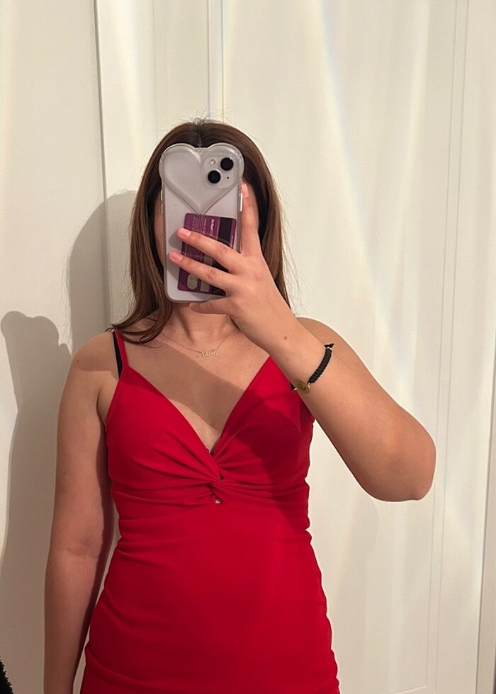 Kırmızı elbıse - Görsel 2