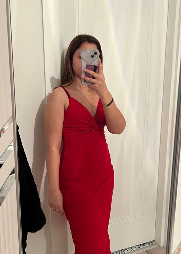 Kırmızı elbıse - Görsel 3