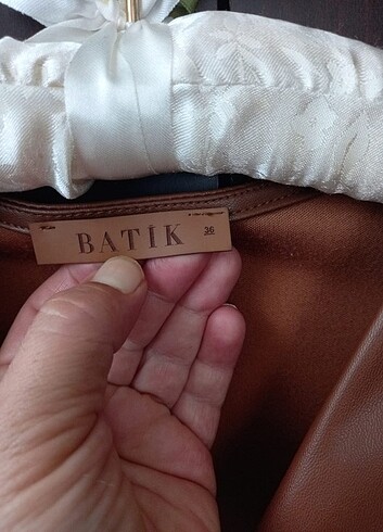 Batik Batik marka suni deri elbise
