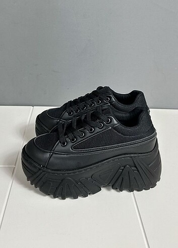 Siyah sneaker ayakkabı 