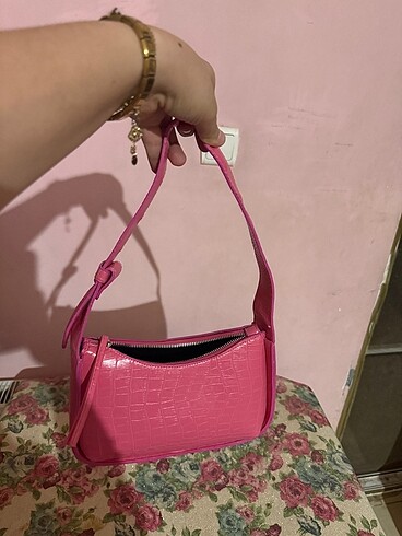 Pembe kol çantası