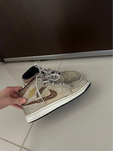 Air Jordan 1 Mid SE