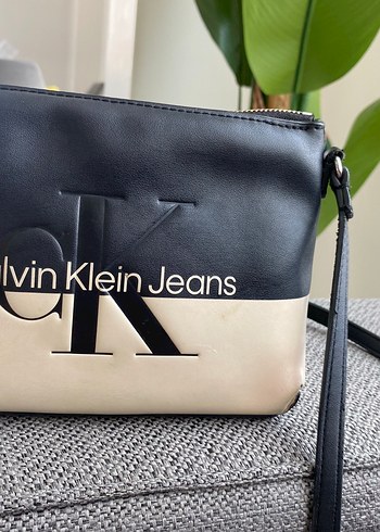 Calvin Klein Kadın Siyah Deri Çapraz Çanta