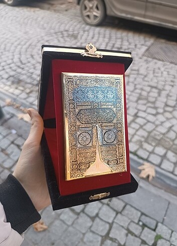 Kadife Kutusunda El yapımı Kabe Kapısı
