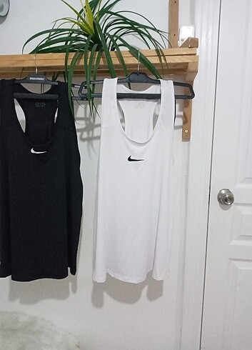 İki adet erkek spor atlet
