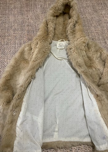 Bej Kapüşonlu çocuk peluş mont - Görsel 2