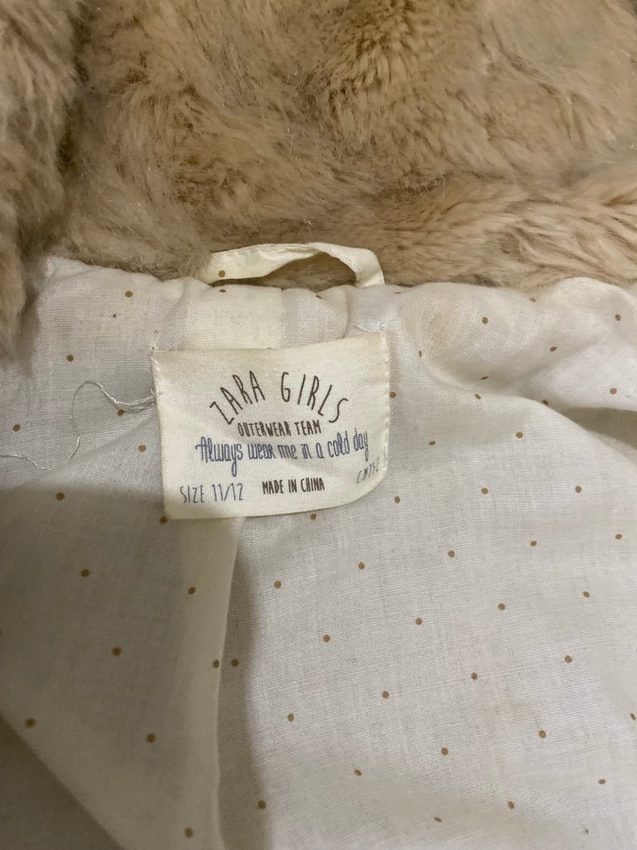 Bej Kapüşonlu çocuk peluş mont - Görsel 4