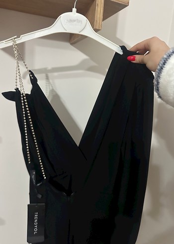 Zincir Detaylı Siyah V Yaka Uzun Elbise - Görsel 4