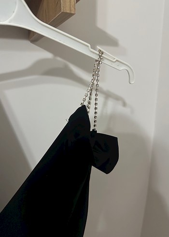 Zincir Detaylı Siyah V Yaka Uzun Elbise - Görsel 2