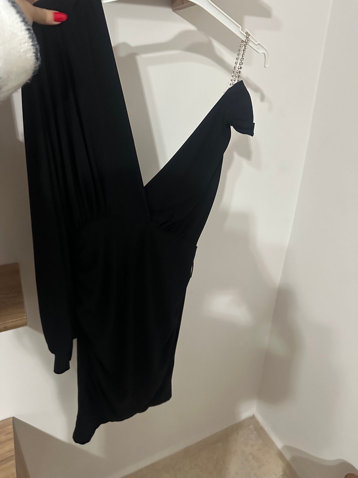 Zincir Detaylı Siyah V Yaka Uzun Elbise - Görsel 3