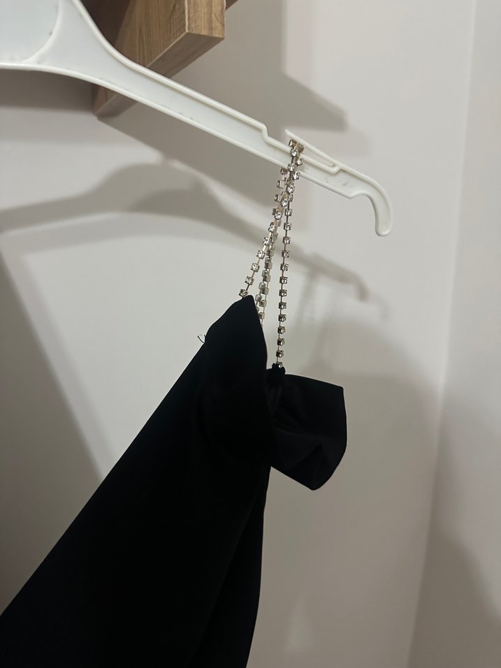 Zincir Detaylı Siyah V Yaka Uzun Elbise - Görsel 2