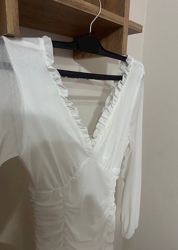 Drapeli Beyaz Midi V Yaka Elbise - Görsel 3