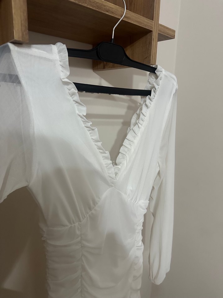 Drapeli Beyaz Midi V Yaka Elbise - Görsel 3