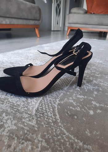Siyah Süet Tokalı Stiletto Topuklu Kadın Ayakkabı