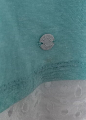 Eteği ve kolları fistolu bluz.