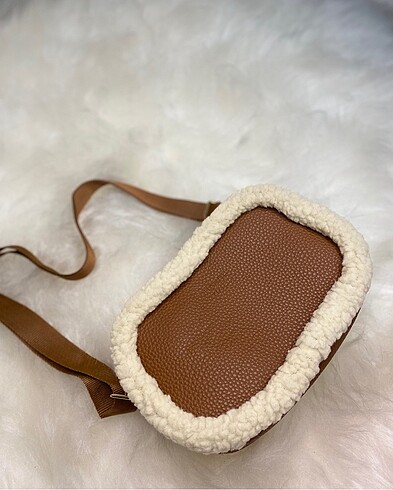 Peluş kenarlı çanta