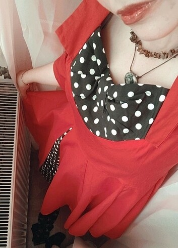 Kırmızı puantiyeli elbise