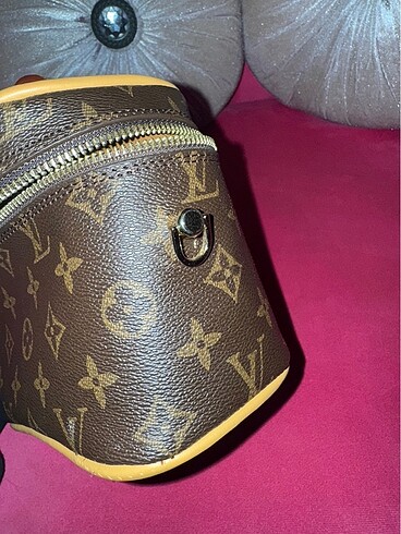  Beden kahverengi Renk Louis Vuitton çanta(makyaj yada el çantası)Orjinal değil