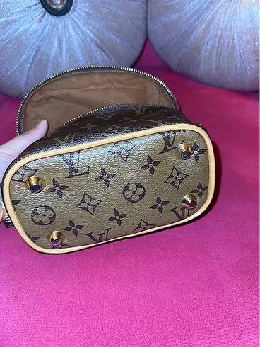  Beden Louis Vuitton çanta(makyaj yada el çantası)Orjinal değil