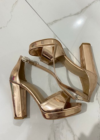 Altın Renkli Platform Topuklu Kadın Ayakkabı - Görsel 4