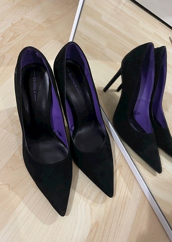 Mor İç Detaylı Siyah Süet Stiletto