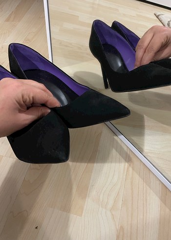 Bershka Mor İç Detaylı Siyah Süet Stiletto