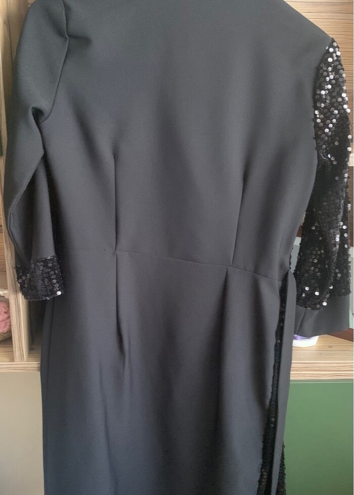 Çok şık bir yanı pul payetli abiye elbise - Görsel 3