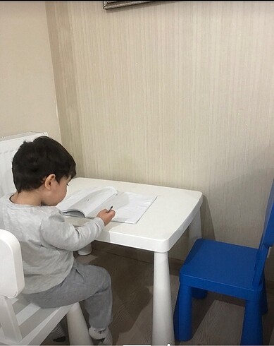 Ikea mammut Masa ve 2 sandalye,kirigi ve çiziği yoktur