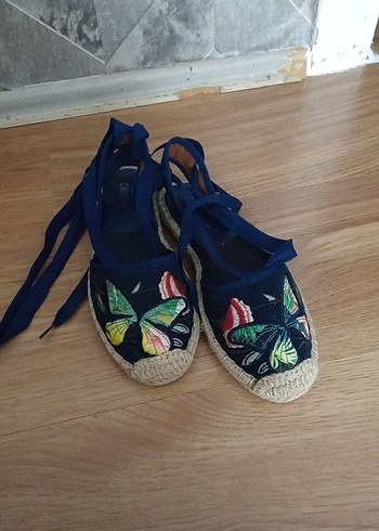 Derimod Nakışlı Mavi Bohem Kadın Dolgu Topuk Sandalet