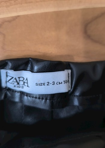 Siyah Deri Pilili Kız Eteği
kolları kelebekli tüllü bluz - Görsel 6