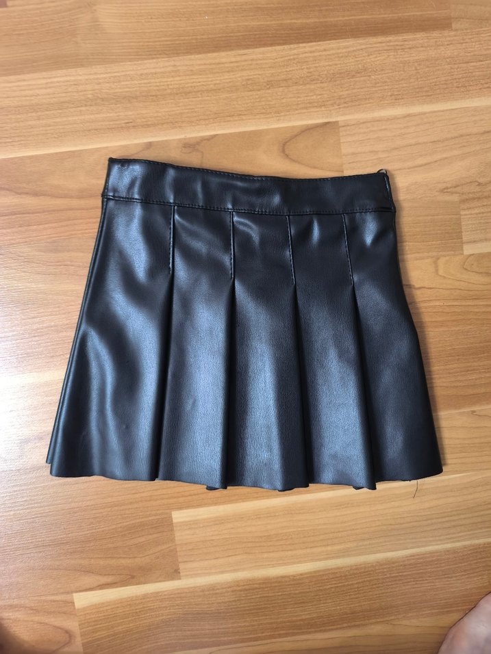 Siyah Deri Pilili Kız Eteği
kolları kelebekli tüllü bluz - Görsel 2