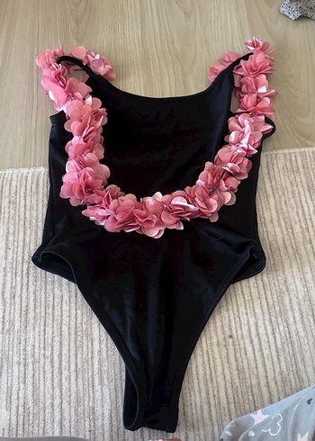 Pembe Çiçekli Volanlı Siyah Mayo - Görsel 2