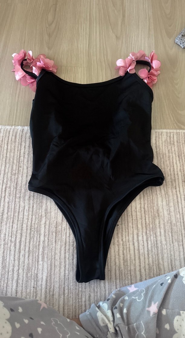 Pembe Çiçekli Volanlı Siyah Mayo - Görsel 3