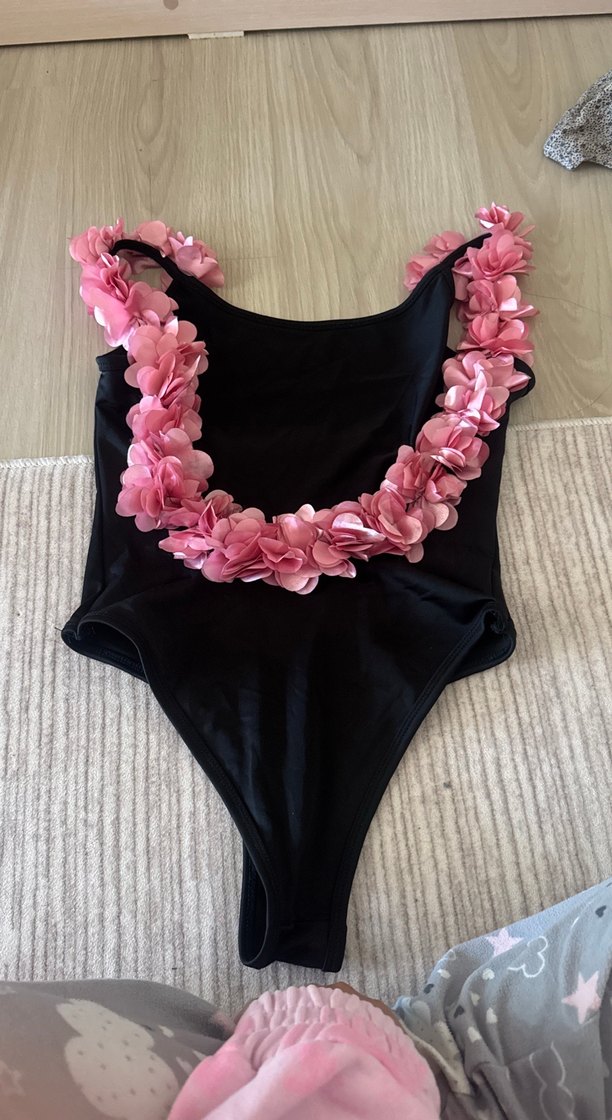 Pembe Çiçekli Volanlı Siyah Mayo - Görsel 2