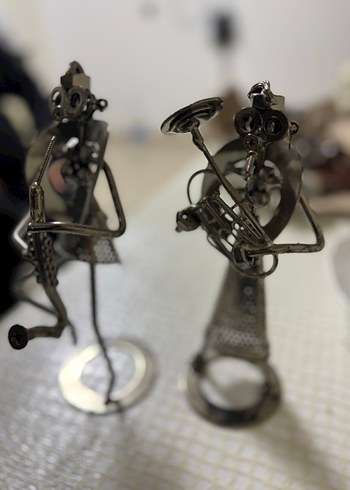 Gri ve Altın Renkli Metal Müzik Figürleri - Görsel 2