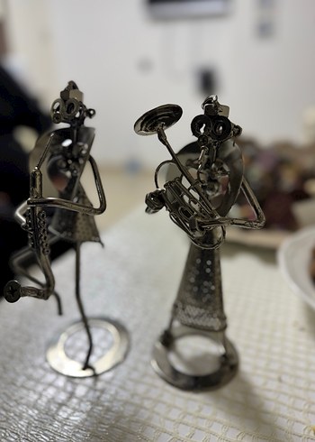 Gri ve Altın Renkli Metal Müzik Figürleri - Görsel 3