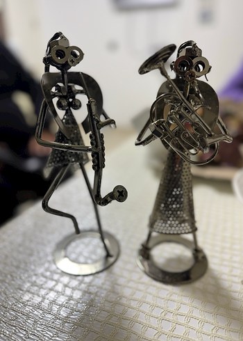 Gri ve Altın Renkli Metal Müzik Figürleri - Görsel 4