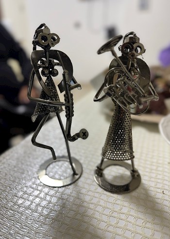 Gri ve Altın Renkli Metal Müzik Figürleri - Görsel 5