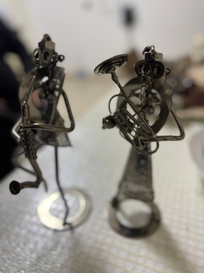 Gri ve Altın Renkli Metal Müzik Figürleri - Görsel 2