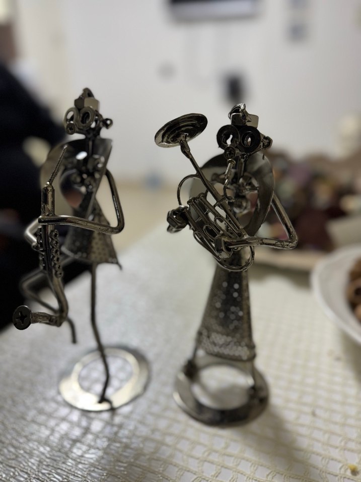 Gri ve Altın Renkli Metal Müzik Figürleri - Görsel 3