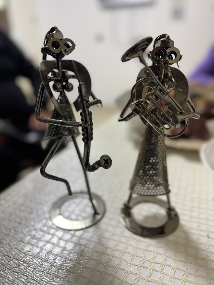 Gri ve Altın Renkli Metal Müzik Figürleri - Görsel 4