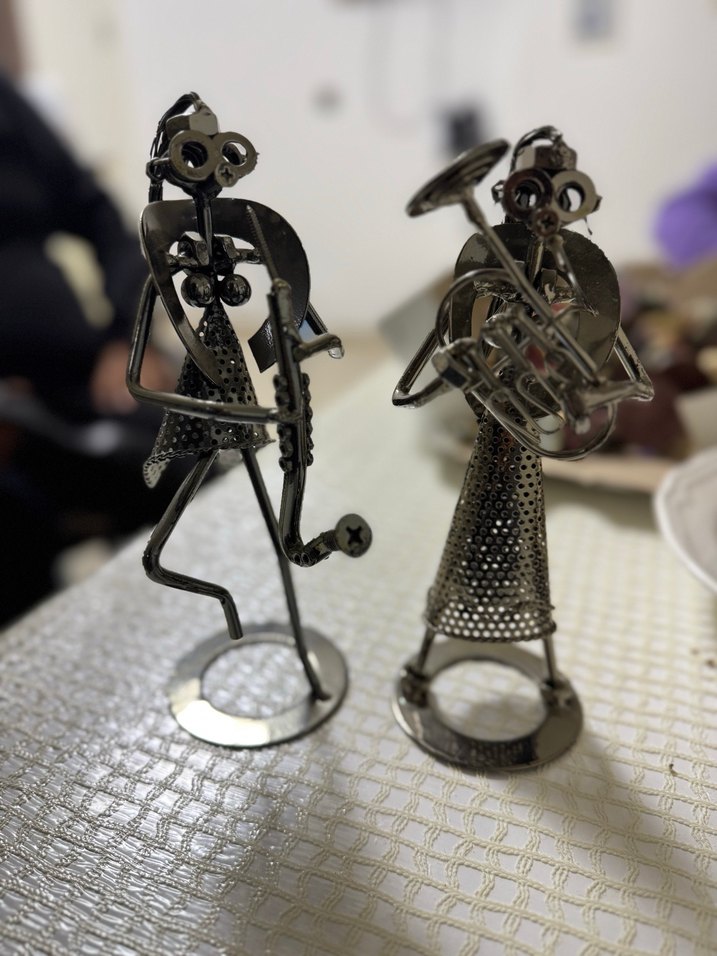 Gri ve Altın Renkli Metal Müzik Figürleri - Görsel 5