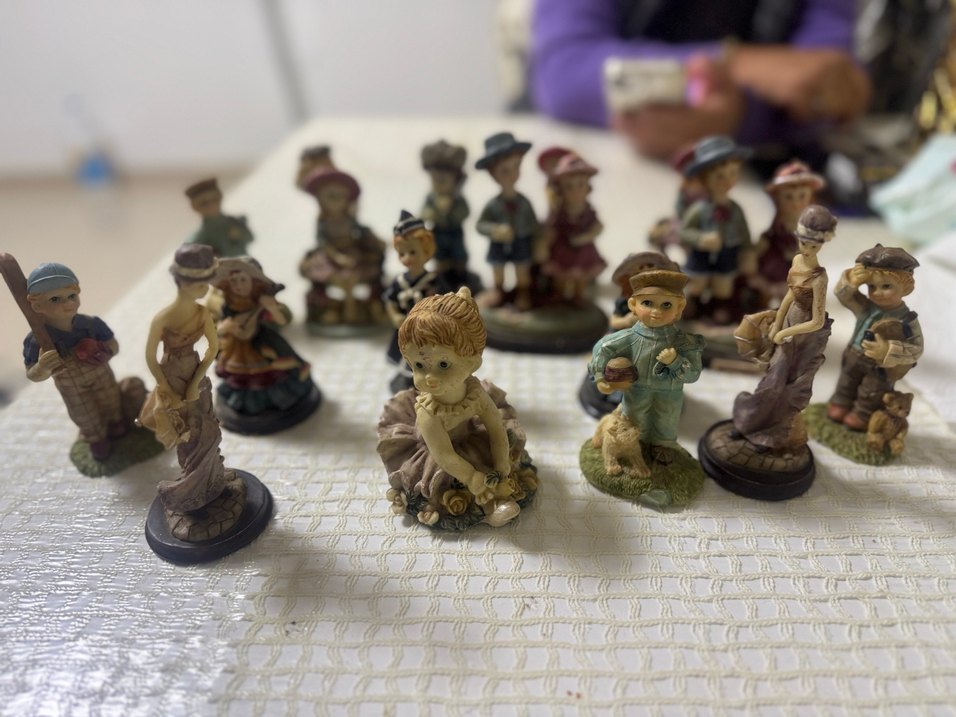 Bej Renkli Klasik Figürin Seti - Görsel 2