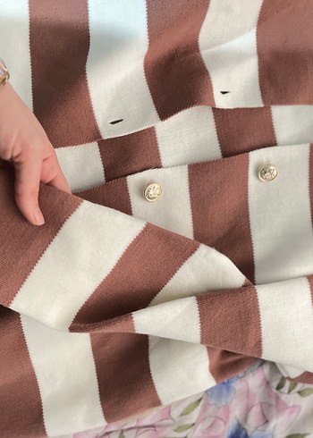 Bej Çizgili Düğmeli hırka - Görsel 2