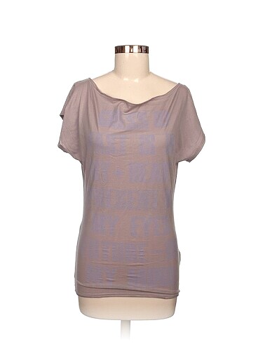 Guess T-shirt %70 İndirimli.