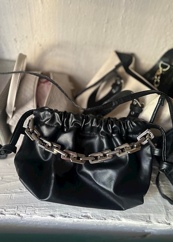 Zara Zincir Detaylı Parlak Siyah Deri Çanta