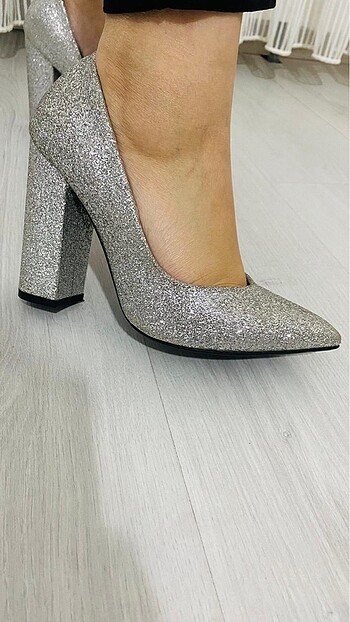 Gümüş renk simli stiletto